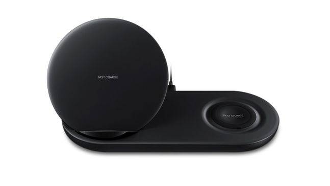 삼성전자가 2018년 출시한 무선충전기 ‘무선충전 듀오’.ⓒ삼성전자