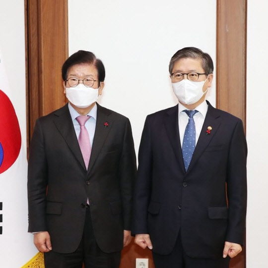 박병석(왼쪽) 국회의장이 13일 국회의장 집무실을 예방한 변창흠 국토부 장관과 기념촬영을 하고 있다.  <연합뉴스>