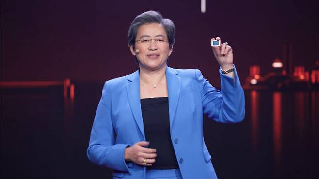 리사수 AMD CEO가 CES2021에서 신규 라이젠 5000 프로세서를 소개하고 있다. <사진=AMD>