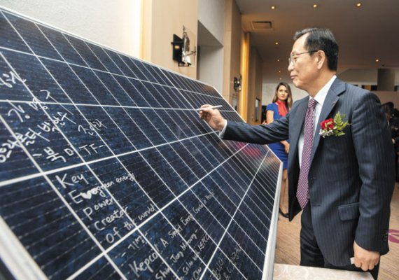 지난 2019년 11월 멕시코시티에서 열린 태양광발전소 착공식에서 김종갑 한국전력 사장이 태양광 판에 기념 문구를 적고 있다. 한전은 멕시코 세 지역에 설비 총량 294㎿ 규모의 태양광발전소를 건설해 35년간 운영한다.