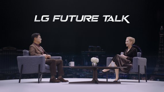 박일평 LG전자 CTO 사장(왼쪽)과 사회자 에이미 알리야가 LG 미래기술대담에서 대화를 나누고 있다. LG전자 제공