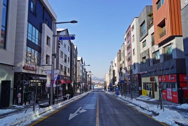 정부는 임대료 인하에 대한 50% 세액공제를 내년 6월까지 연장하고 종합소득금액 1억 원 이하의 임대인 등에게는 공제율을 50%에서 70%로 인상한다.