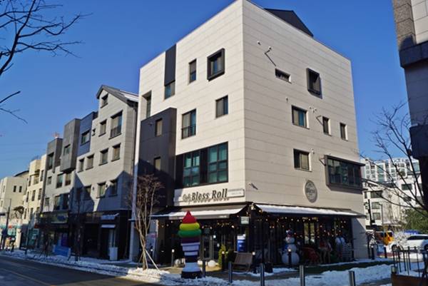 착한 임대인 운동이 전국적으로 퍼져 코로나19를 이겨내는 희망의 불씨가 되길 기대한다. 사진은 위례서일로마을 카페 거리.