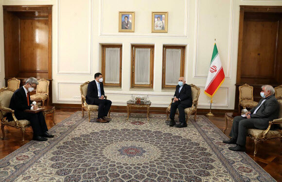 최종건(가운데 왼쪽) 외교부 1차관이 11일(현지시간) 이란 테헤란에서 모하마드 자바드 자리프(가운데 오른쪽) 이란 외무장관과 만나 대화하고 있다. 테헤란/AP 연합뉴스