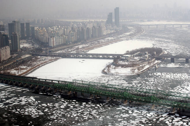 A view of Seoul and the Han River from the 63 Square skyscraper on Jan. 13