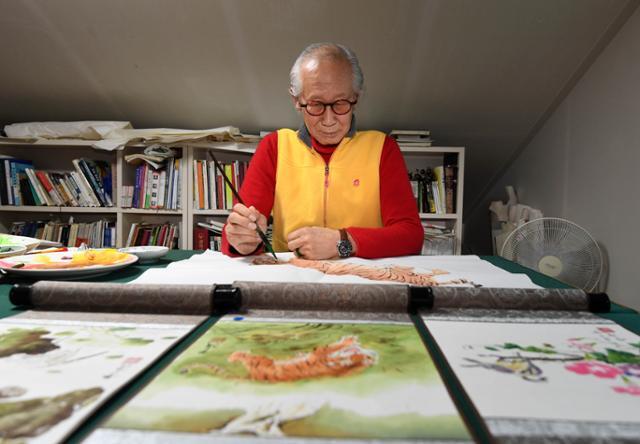 안창수 화백이 작업실에서 호랑이 그림을 그리고 있다. 안 화백은 2006년 호랑이 그림으로 중국 임백년배 전국서화대전에서 1등상을 수상했다. 홍인기 기자