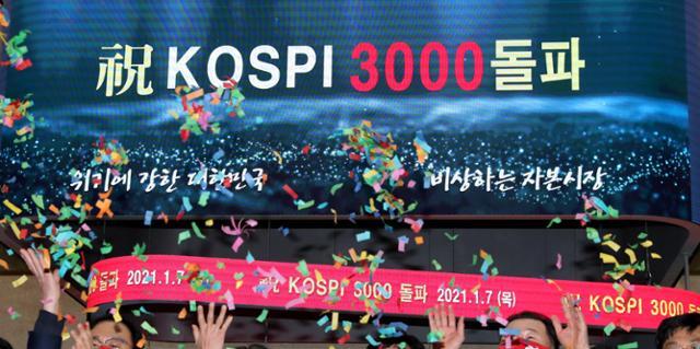 7일 코스피 지수가 종가 기준으로 처음 3,000을 돌파하자 한국거래소에서 직원들이 축하 기념촬영을 하고 있다. 연합뉴스