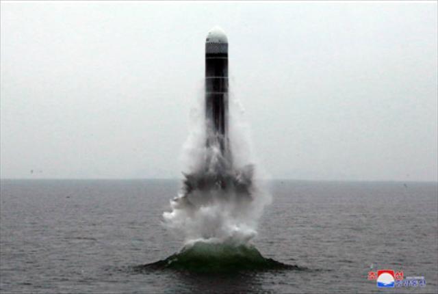 2019년 10월 조선중앙통신 홈페이지에 공개된 북한의 잠수함발사탄도미사일(SLBM) 북극성-3형 시험 발사 모습. 조선중앙통신 연합뉴스