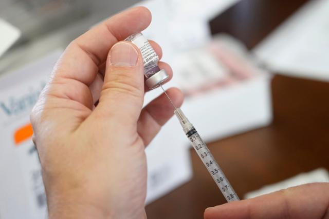 미국 제약사 화이자와 독일 기업 바이오엔테크가 공동개발한 코로나19 백신을 주사기에 주입하고 있는 모습. AP 연합뉴스