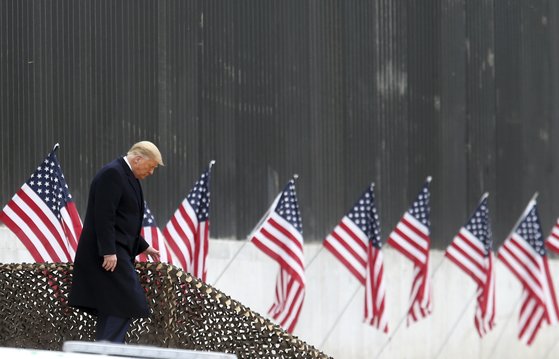 트럼프 미국 대통령이 텍사스주 알라모의 미국-멕시코 국경장벽을 방문해 연설을 하기 위해 이동하고 있다. AP=연합뉴스