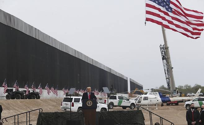 트럼프 대통령이 국경 장벽 앞에서 연설하고 있다. AP=연합뉴스