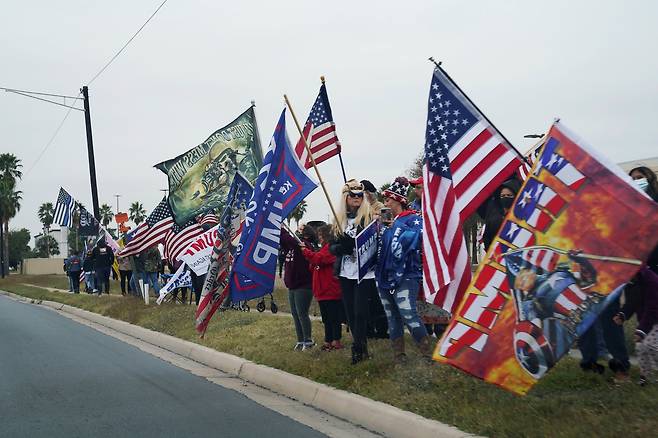 텍사스의 트럼프 대통령 지지자들이 공항 근처에서 트럼프가 지나가기를 기다리고 있다. 로이터=연합뉴스