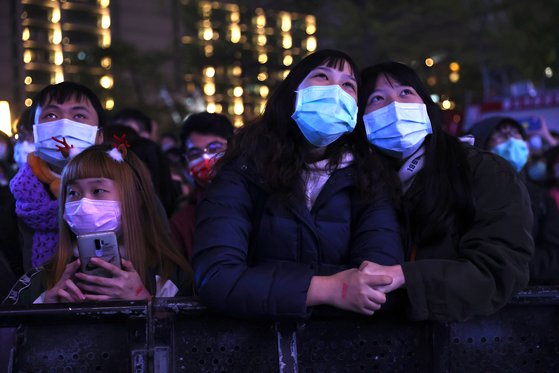 지난해 12월 31일 대만에서 새해 맞이를 위해 모인 군중들이 마스크를 착용하고 있다. [로이터=연합뉴스]
