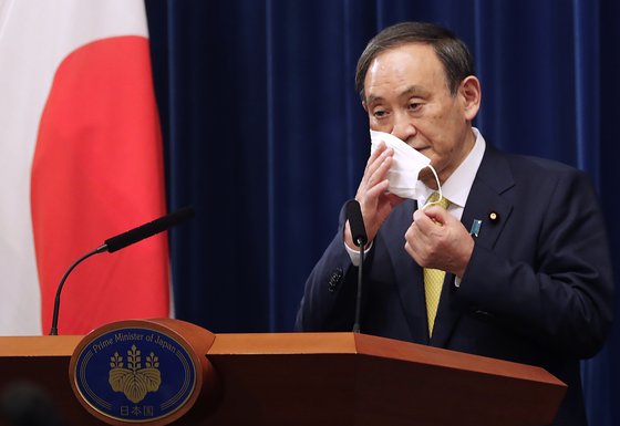 지난 4일 기자회견에서 마스크를 벗고 있는 스가 요시히데 일본 총리. [AP=연합뉴스]