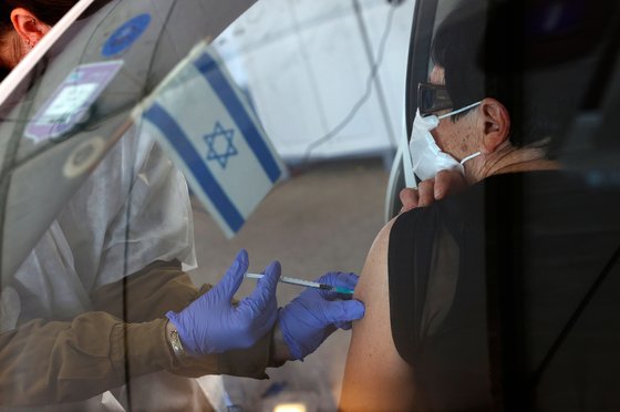 이스라엘 드라이브스루 코로나 백신 접종소에서 11일 백신 접종이 이뤄지고 있다.[AFP=연합뉴스]