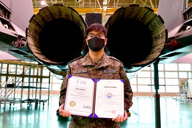 ‘항공우주공학 국제기술사’를 취득한 최동인 준위. 공군 제공