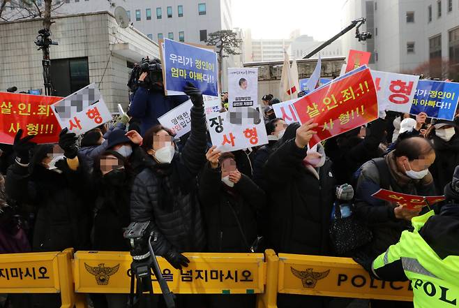 Demonstrators gather in front of the Seoul Southern District Court to demand staunch punishments Wednesday, as the first hearing was held for the adoptive parents of a 16-month-old girl who allegedly died from months of child abuse last year. (Yonhap)