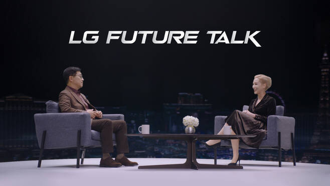 LG Electronics Chief Technology Officer Park Il-pyung (left) talks with the event host Amy Aleha at LG Future Talk (Yonhap)