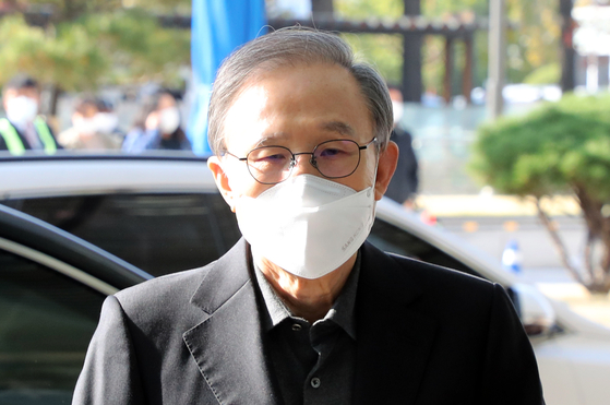 In this file photo, former President Lee Myung-bak enters the Seoul National University Hospital in central Seoul on Oct. 30, 2020 before his imprisonment to serve a 17-year prison term.  [YONHAP]
