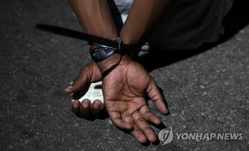 한 남성이 지난 9일 남아공 프리토리아에서 야간통금 위반혐의로 체포된 모습. 로이터연합뉴스