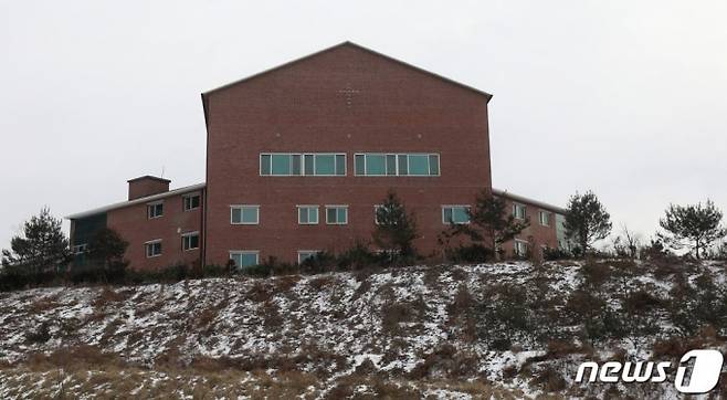 (상주=뉴스1) 공정식 기자 = 11일 경북 상주시 화서면 상용리 봉황산 자락에 위치한 BTJ열방센터. 최근까지 이곳을 다녀간 신도 2800여 명 가운데 지난 9일까지 전국 9개 시·도에서 505명이 신종 코로나바이러스 감염증(코로나19) 확진 판정을 받았지만 나머지 신도 상당수가 진단검사를 거부해 방역당국이 어려움을 겪고 있다. 2021.1.11/뉴스1