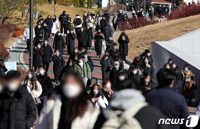 4일 오전 서울 동작구 숭실대학교에서 열린 2021학년도 논술고사를 마친 수험생들이 고사장을 나서고 있다. 기사내용과 무관./사진=뉴스1