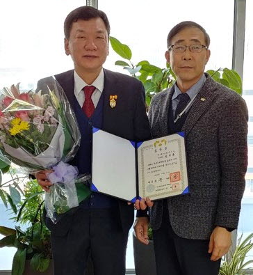 성기홍 씨티씨바이오 대표(왼쪽), 이상길 한국단미사료협회장(오른쪽)사진제공=씨티씨바이오