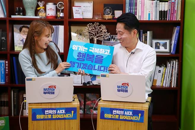 '부천아 부탁해'를 통해 시민들을 만나고 있는 장덕천 부천시장. / 사진제공=부천시