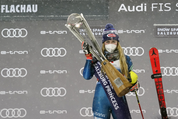 미국의 미케일라 시프린이 13일 오전(한국시간) 오스트리아 플라차우에서 열린 2020∼2021 FIS 월드컵 알파인 여자 회전 경기에서 우승을 차지한 뒤 트로피를 들고 기념 촬영을 하고 있다.  AP뉴시스