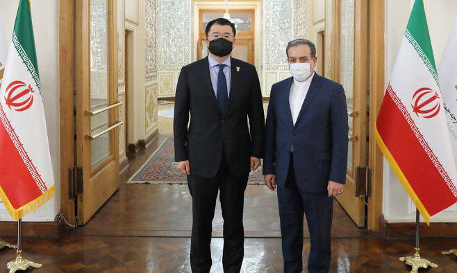 최종건(왼쪽) 외교부 1차관이 10일(현지시간) 이란 테헤란을 방문, 압바스 아락치 이란 외무차관과 만나 기념촬영을 하고 있다. [사진=이란 외무부 제공]