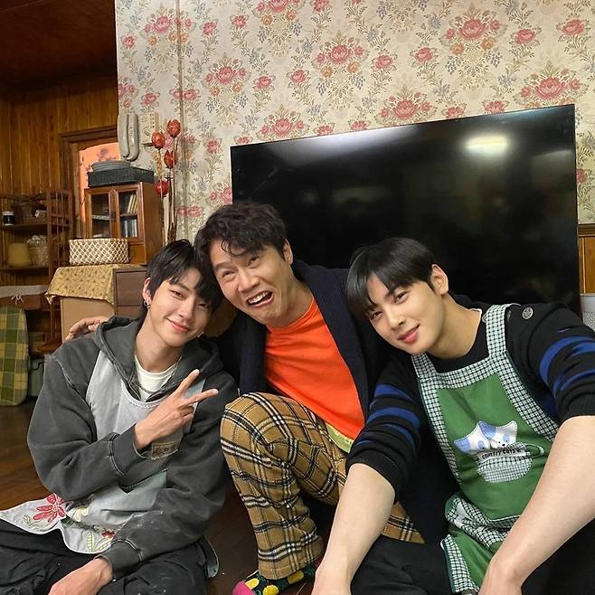 Actor Park Ho-san admired Jung Eun-woo, Hwang In-yeop visuals.Park Ho-san wrote on his Instagram account on January 13 that The squid experience is right. Everyone is squid in between.Suho, Sujun, squid, and daddy and posted a picture.In the public photos, Park Ho-san is sitting between Hwang In-yeop and Jung Eun-woo sitting in an apron.Park Ho-san, who smiled at the camera, immediately laughed with a comic look.