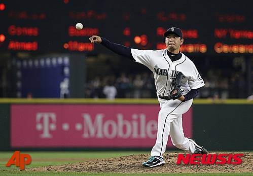 【시애틀=AP/뉴시스】미국프로야구 시애틀 매리너스의 일본인 우완 투수 이와쿠마 히사시(34)가 13일(한국시간) 미국 워싱턴주 시애틀 세이프코필드에서 벌어진 볼티모어 오리올스와의 경기에서 생애 첫 노히트 노런 경기를 펼쳤다. 2015.8.13.