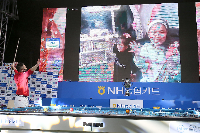서현민이 4일 'PBA-LPBA TOUR 3차전 NH농협카드 챔피언십'에서 우승한 뒤 집에서 랜선 응원을 펼친 두 딸을 보며 세리머니를 펼치고 있다. PBA