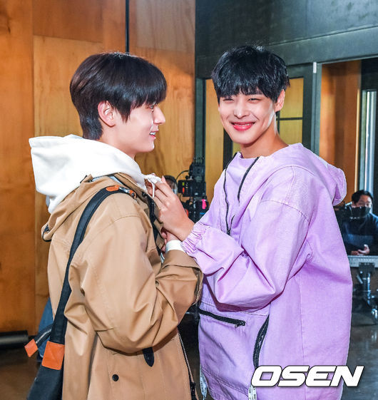 In September, the filming scene of JTBC drama Love Live!On (director Kim Sang-woo/playplayplay Bang Yu-jeong/production PLAYLIST, Keith, JTBC Studio) was unveiled.Love Live!On, which ended on the 12th, is a romance drama that takes place at Seoyeon High School, where trendy and fame soon become the class, when Anha Muin star Baek Horang enters the broadcasting station with Ko Eun-taek, the director of the perfectionist broadcasting station, to find an anonymous sniper who is trying to expose his past.Hwang Min-hyun (Ko Eun-taek), Jung Da-bin (Baek Ho-rang), Noh Jong-hyun (Doo Jae), Yang Hye-ji (Ji So-hyun), Yeon-woo (Kang Jae-yi), Choi Byung-chan (Kim Yu-shin) gave a fresh and fresh dream, friendship and love to eighteen high school students and gave them a nostalgia to feel only in those days.On the PLAYLIST YouTube channel, next weeks episode and number finalization will be broadcast (uploaded).Hwang Min-hyun, Choi Byung-chan are preparing to shoot.