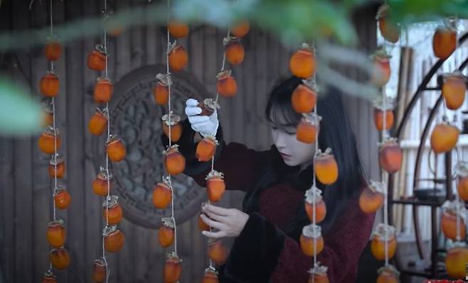 중국 유튜버 리쯔치가 한 달 전 올린 곶감 만드는 동영상 (화면 출처=유튜브)
