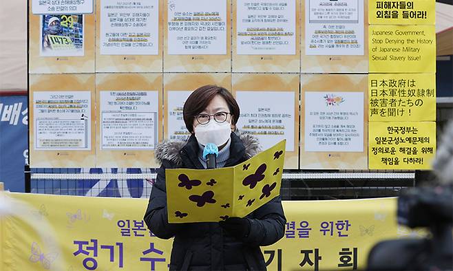 이나영 정의기억연대 이사장이 13일 오후 서울 종로구 옛 일본대사관 앞에서 열린 제1474차 일본군성노예제 문제해결을 위한 수요시위에서 발언하고 있다. 연합뉴스