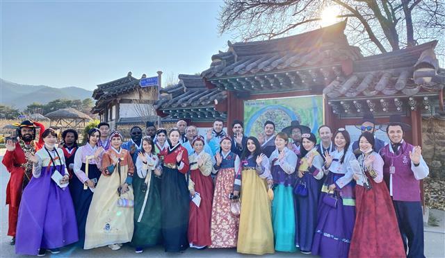 지난해 11월 경북문화관광공사 주최 팸투어에 참여한 오시난(맨 오른쪽) 회장과 GBA 회원들이 한복을 입고 안동 도산서원 앞에서 기념사진을 찍고 있다.GBA 제공