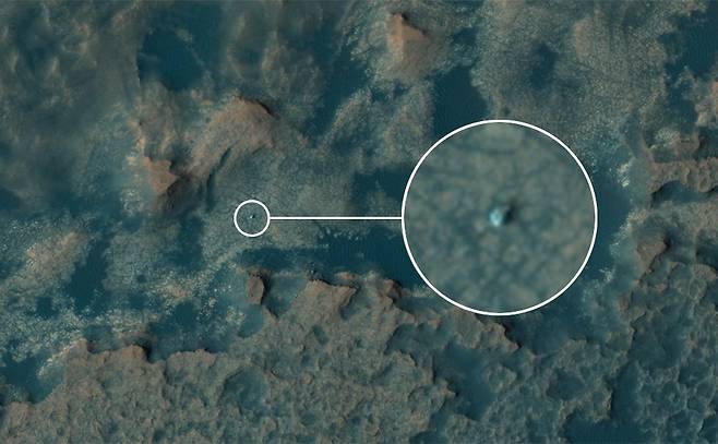 NASA의 화성정찰위성 MRO가 266km 상공에서 큐리오시티를 포착해 촬영했다