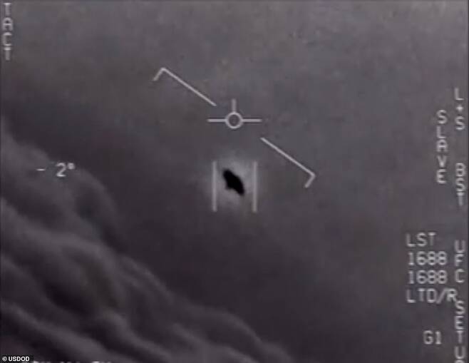 미 국방부가 2018년 3월 공개한 UFO 관련 영상 중 하나의 모습.(사진=TTSA)
