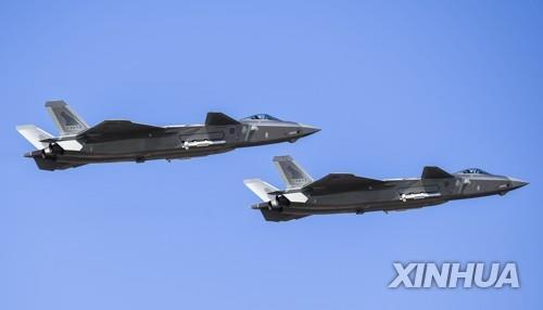 지난해 10월 중국 공군 건군 70주년 기념 에어쇼에 등장한 J-20./신화=연합뉴스