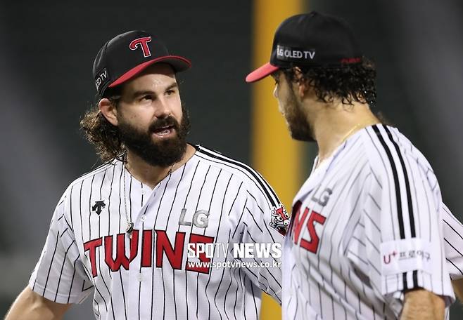 ▲ LG 케이시 켈리(왼쪽)와 로베르토 라모스. ⓒ 스포티비뉴스 DB