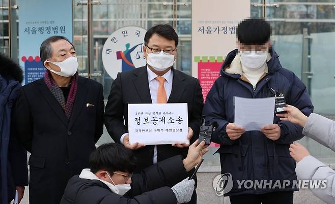 기자회견문 낭독하는 북한 피격공무원 아들 (서울=연합뉴스) 김인철 기자 = 13일 오후 서울 서초구 서울행정법원 앞에서 열린 북한군에 피격된 해양수산부 공무원 유가족의 정보공개청구 행정소송 기자회견에서 피살 공무원의 아들 이모 군(오른쪽)이 기자회견문을 낭독하고 있다. yatoya@yna.co.kr