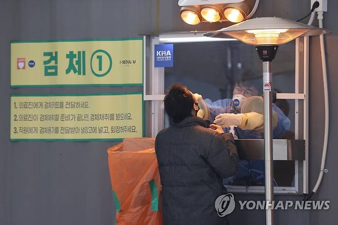 더딘 확진자 감소세… 이틀 연속 500명대 (서울=연합뉴스) 임화영 기자 = 신종 코로나바이러스 감염증(코로나19) 확진자 수가 이틀 연속 500명대를 유지하며 더딘 감소세를 보이고 있는 13일 오전 서울시청 앞 마련된 임시선별진료소에서 의료진이 검체채취를 하고 있다. 2021.1.13 hwayoung7@yna.co.kr