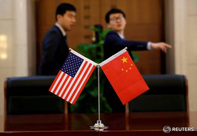 미국 국기와 중국 국기.©로이터=News1