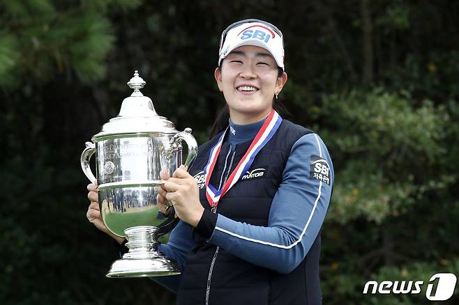 '장타자'김아림이 US여자오픈(총상금 550만달러) 우승을 차지해 우승 트로피를 들어 올리고 있다. © AFP=뉴스1