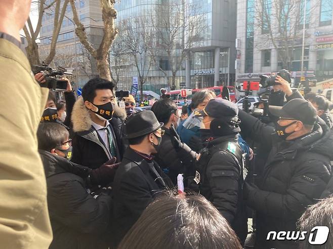 박근혜 전 대통령의 지지자들이 14일 오전 서울 서초구 대법원 앞에서 경찰과 충돌하고 있다. © 뉴스1 원태성 기자