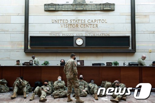 13일 연방의회 방문자 센터 앞에서 휴식하는 군인들의 모습. © AFP=뉴스1