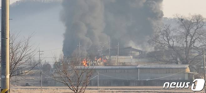 14일 경기 파주시 단열재 제조공장 화재로 검은연기가 하늘을 뒤덮고 있다. (독자  제공) © 뉴스1