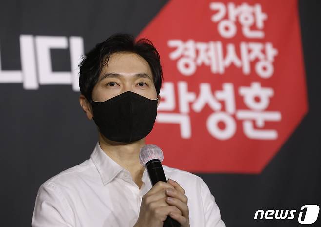 박성훈 전 부산시 경제부시장이 14일 오전 부산 부산진구 전포카페거리의 한 카페에서 부산시장 보궐선거 출마선언을 하고 있다. 2021.1.14/뉴스1 © News1 여주연 기자