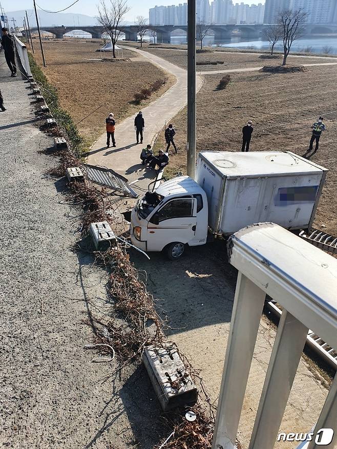 14일 오전 10시 41분께 울산 중구 학성동 가구삼거리 인근 도로를 달리던 트럭이 5m 아래 태화강 둔치로 추락했다.(울산소방본부 제공) © 뉴스1
